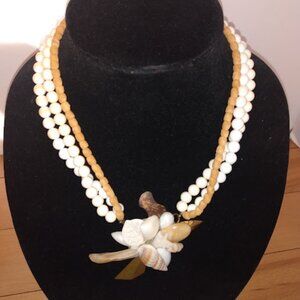 Wood beaded chunky shell look pendant necklace.